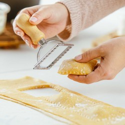 Мультирезки NAVA 10-111-114 PASTRY&RAVIOLI WOOD HANDLE 7x7CM 